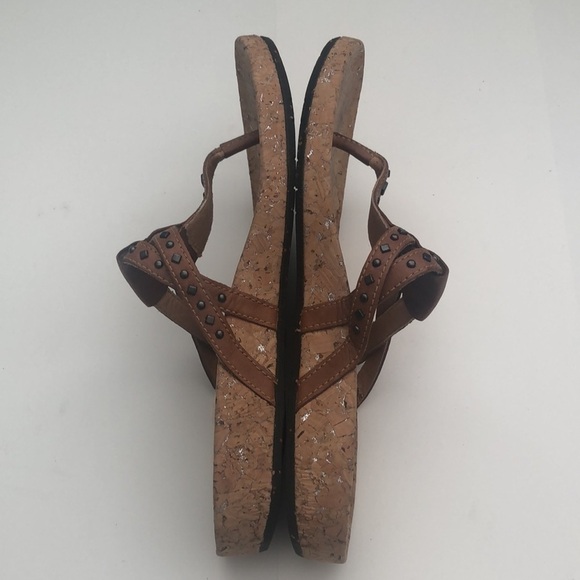Uggs Deitra camel brown thong sandals with design - Picture 4 of 7